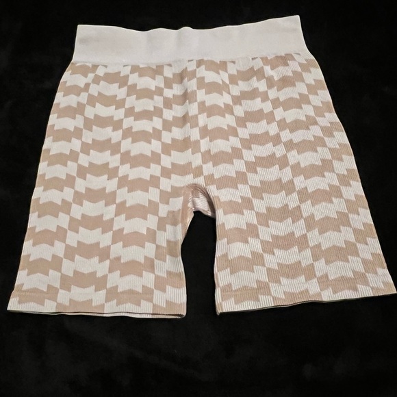Fashion Nova Seamless Biker Short Set – Beige Checkered, Size M (NWT) - Picture 8 of 15